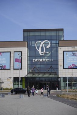 Yürüyen insanlarla Posnania alışveriş merkezi binasına yakın çekim.
