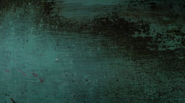 Pis, koyu yeşil desenli bir yüzeye yakın çekim..