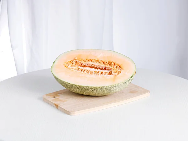 Melon Frais Mûr Sur Une Planche Découper Sur Une Table — Photo