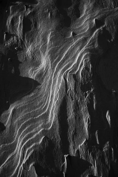 Çöldeki Kum Tepelerinin Gri Tonlu Bir Görüntüsü — Stok fotoğraf