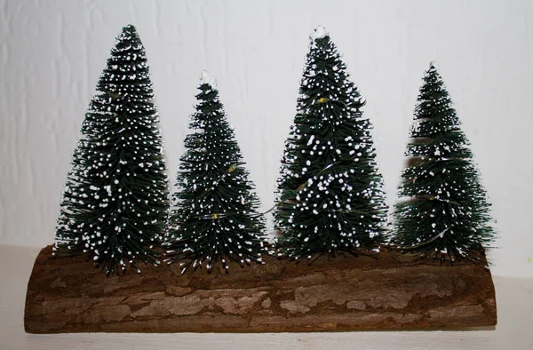 Detailní Záběr Čtyř Malých Vánočních Stromků Dřevěném Povrchu — Stock fotografie