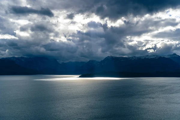Une Belle Vue Sur Lac Les Montagnes Les Rayons Soleil — Photo