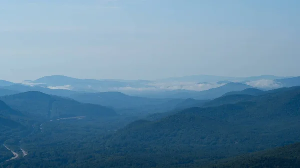 Een Natuurlijk Landschap Uitzicht Bergketen Met Bomen Struiken Onder Blauwe — Stockfoto