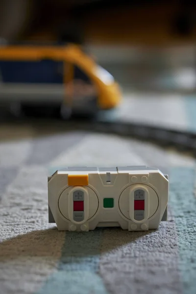 Close Controle Remoto Marca Lego Trem Brinquedo Piso Carpete — Fotografia de Stock