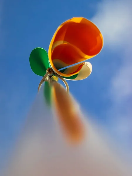 Vertikal Bild Irländsk Tri Color Flagga Med Himlen Bakgrunden — Stockfoto