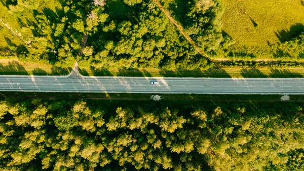 Letecký Záběr Aut Dálnici Během Dne Zeleným Polem Lesem Zprava — Stock fotografie