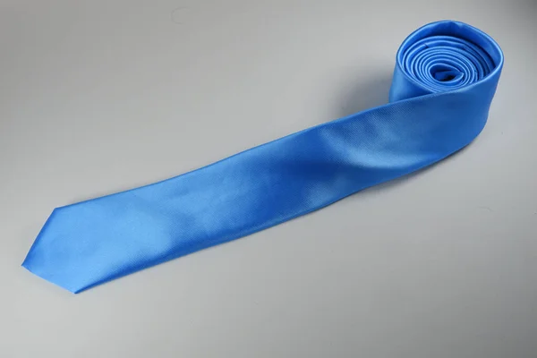 Gros Plan Une Cravate Roulée Polyester Bleu Sur Une Surface — Photo