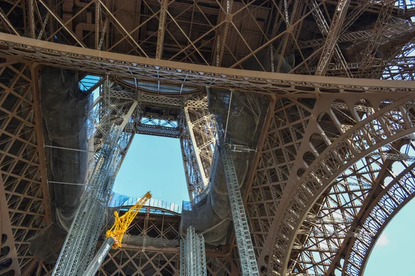 Una Toma Ángulo Bajo Torre Eiffel París Francia Primer Piso — Foto de Stock