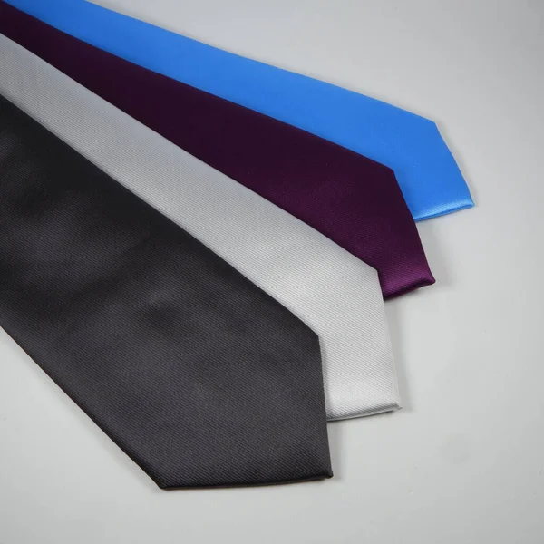 Eine Gruppe Von Einfarbigen Eleganten Krawatten Isoliert Auf Weißem Hintergrund — Stockfoto