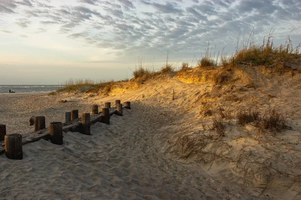 Písečná Pláž Pod Zamračenou Oblohou — Stock fotografie