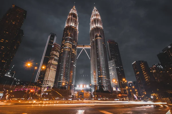 Eine Tiefenaufnahme Der Petronas Twin Towers Bei Nacht Kuala Lumpur — Stockfoto