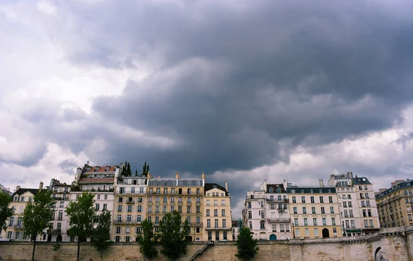 Een Prachtige Lage Hoek Opname Van Quay Orleans Gebouw Parijs — Stockfoto