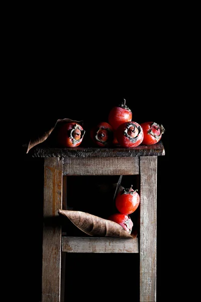 Tiro Vertical Tomates Fundo Preto — Fotografia de Stock