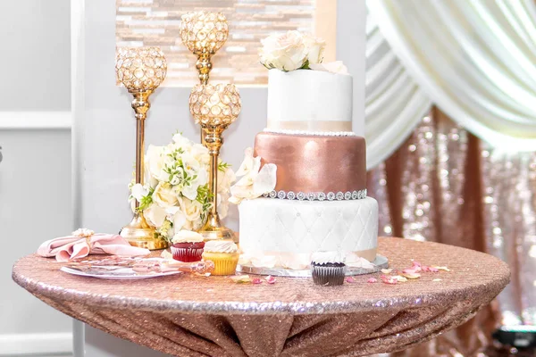 Beautiful Wedding Reception Pink Wedding Cake Candlesticks Flowers Table — Stock Photo, Image