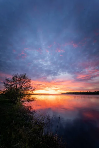 Eine Vertikale Aufnahme Eines Farbenfrohen Sonnenuntergangs Über Einem Fluss Abend — Stockfoto