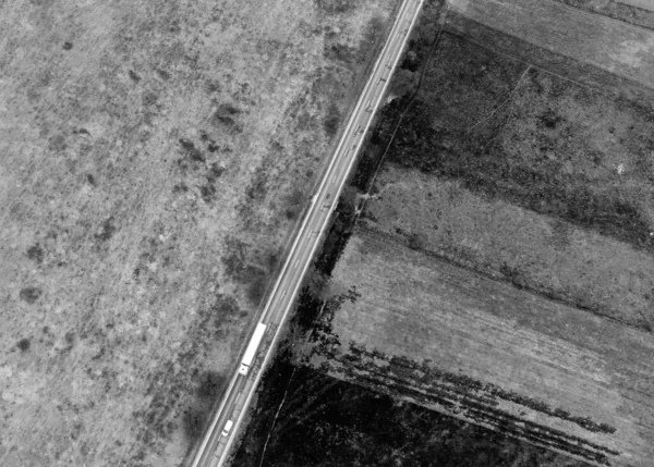 黒と白のフィールド上の直線道路を持つトップビュー — ストック写真