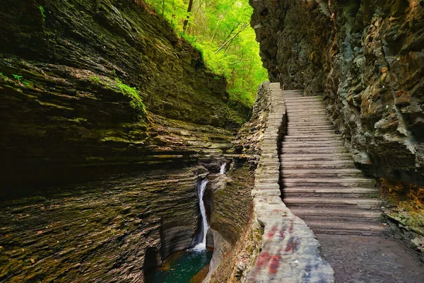 Uma Escadaria Rochosa Perto Cachoeira Que Flui Entre Penhascos Íngremes — Fotografia de Stock