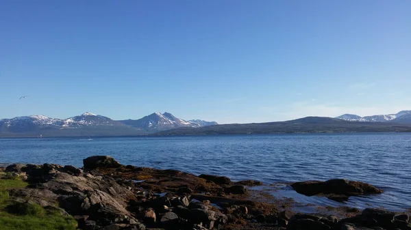 Hermoso Agua Azul Cerca Tromso Sobre Fondo Las Hermosas Montañas —  Fotos de Stock