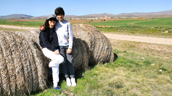 Clima Família Feliz Mãe Hispânica Criança Desfrutando Livre Natureza — Fotografia de Stock