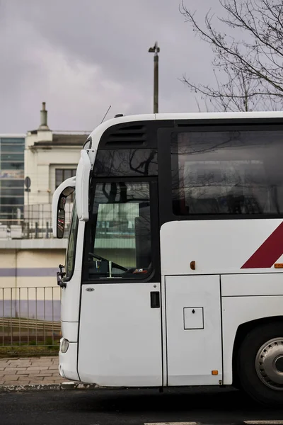 Белый Припаркованный Туристический Автобус Возле Центрального Железнодорожного Вокзала Центре Города — стоковое фото