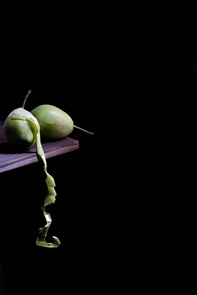 Gros Plan Vertical Des Poires Pelées Sur Bord Table Sur — Photo