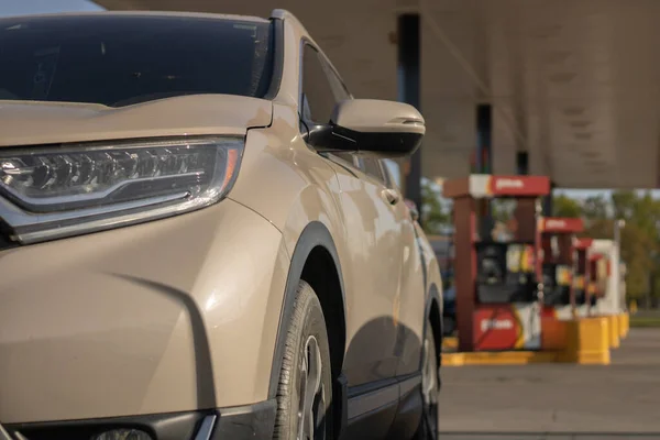 Vehículo Utilitario Deportivo Una Gasolinera —  Fotos de Stock