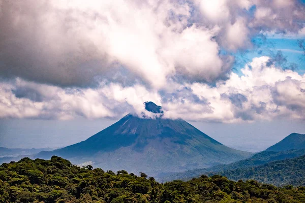 Eine Schöne Aufnahme Des Vulkans Arenal Unter Den Wolken Costa — Stockfoto