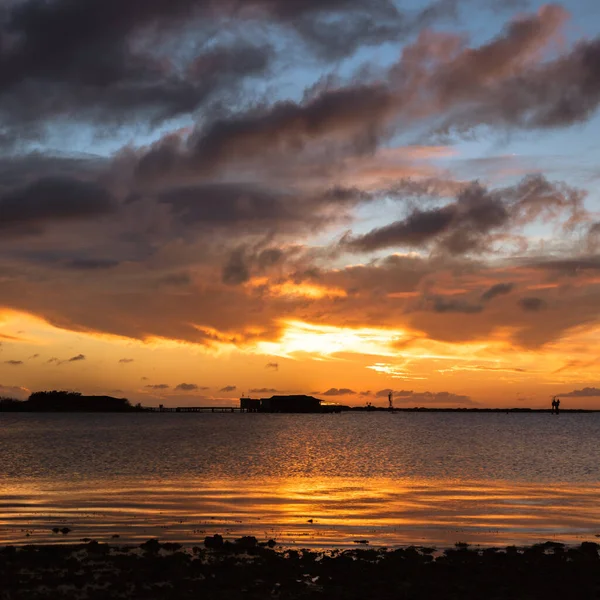 Piękne Ujęcie Jasnego Zachodu Słońca Niebo Nad Morzem — Zdjęcie stockowe