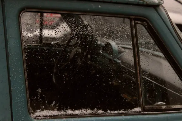 雨が降っていた古い車のガラスのクローズアップショット — ストック写真