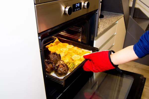 Mujer Con Guante Cocinando Alcachofa Patatas Horno Abierto — Foto de Stock