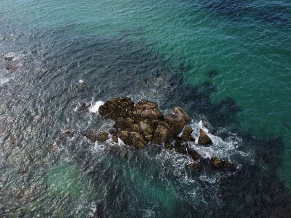 Αεροφωτογραφία Ενός Γαλάζιου Ωκεανού Πέτρες Στο Φως Της Ημέρας — Φωτογραφία Αρχείου