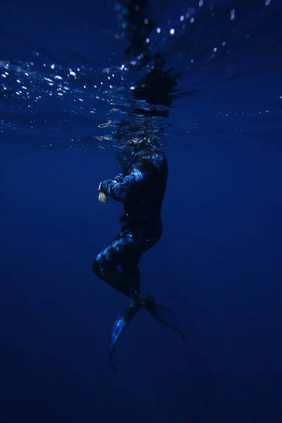 Una Vista Vertical Una Persona Traje Buceo Explorando Mundo Submarino — Foto de Stock