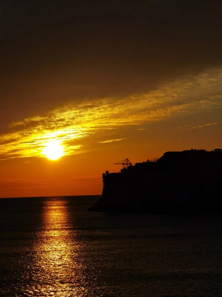 Lebendiger Sonnenuntergang Über Dem Friedlichen Meer — Stockfoto