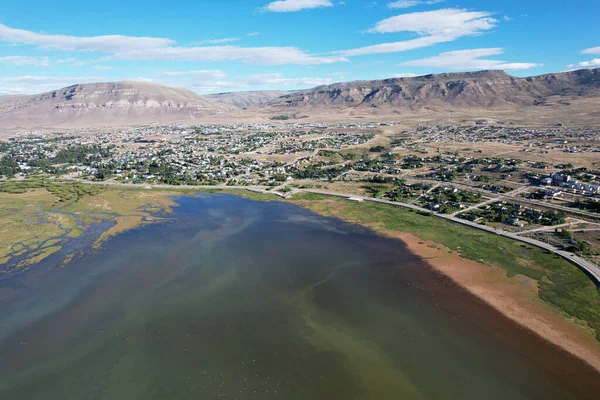 Una Vista Panorámica Lago Cerca Pequeño Pueblo Bajo Cielo Azul —  Fotos de Stock