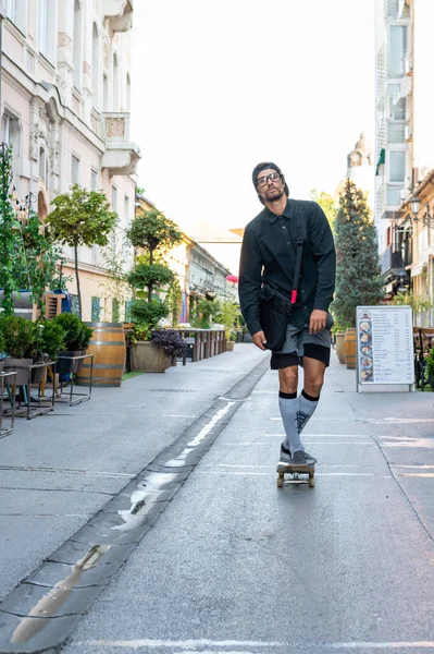 Beau Cliché Homme Caucasien Adulte Skateboard Dans Rue Par Une — Photo
