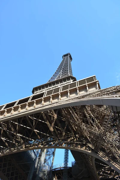 Una Toma Ángulo Bajo Torre Eiffel París Francia Con Cielo — Foto de Stock