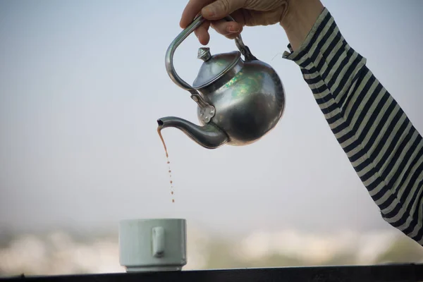 Крупный План Руки Наливающей Чай Чашку — стоковое фото