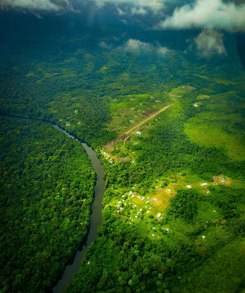 Una Toma Aérea Hermoso Río Que Fluye Bosque — Foto de Stock