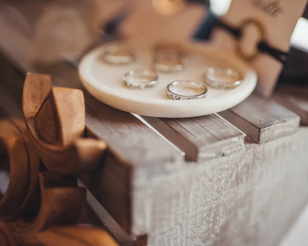 木製のソーサーにリングのクローズアップショット 結婚式のコンセプト — ストック写真