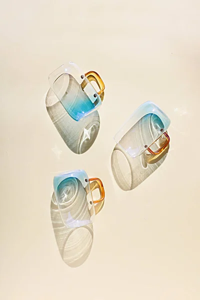 Una Vista Verticale Superiore Tre Bicchieri Vuoti Che Riflettono Sul — Foto Stock