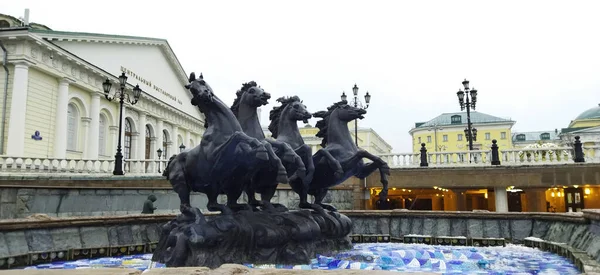莫斯科亚历山大花园四季的间歇泉 — 图库照片