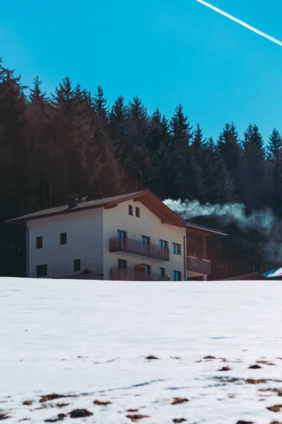 Een Prachtig Shot Van Een Huis Omringd Door Bergen — Stockfoto