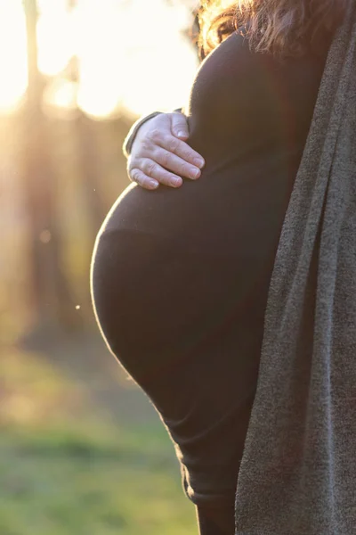 Eine Vertikale Aufnahme Einer Schwangeren Frau Schwarzem Kleid Die Ihre — Stockfoto