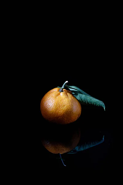 Eine Vertikale Nahaufnahme Einer Mandarine Isoliert Auf Schwarzem Hintergrund Mit — Stockfoto