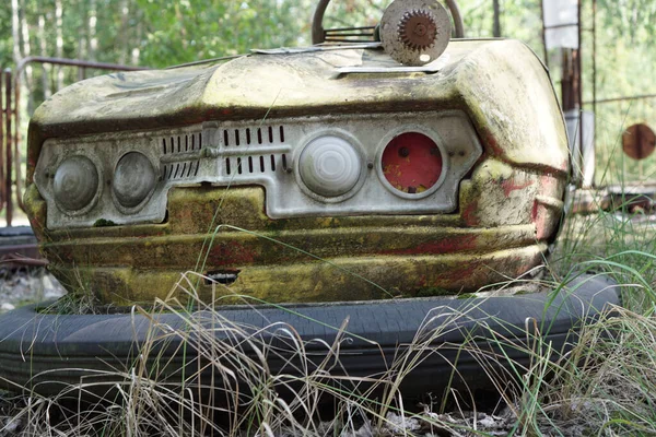 Close Carro Velho Amarelo Danificado Pára Choques Parque Diversões Pripyat — Fotografia de Stock