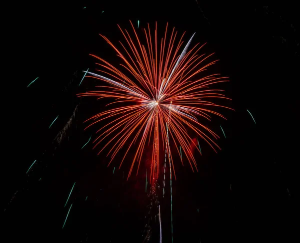 在国庆节的夜空中明亮的五彩斑斓的烟火 — 图库照片