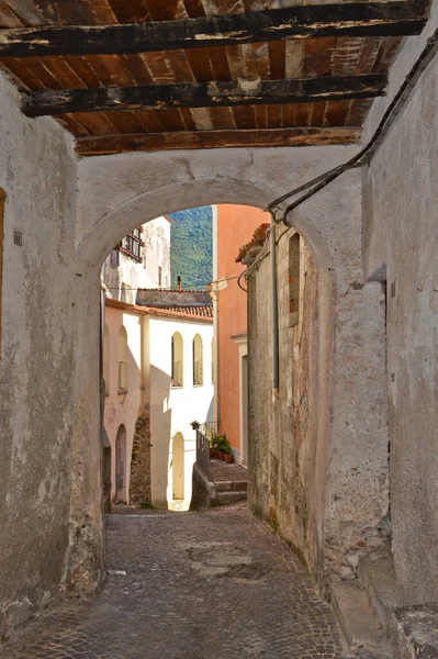 Der Gewölbte Eingang Und Eine Enge Straße Mit Alten Häusern — Stockfoto