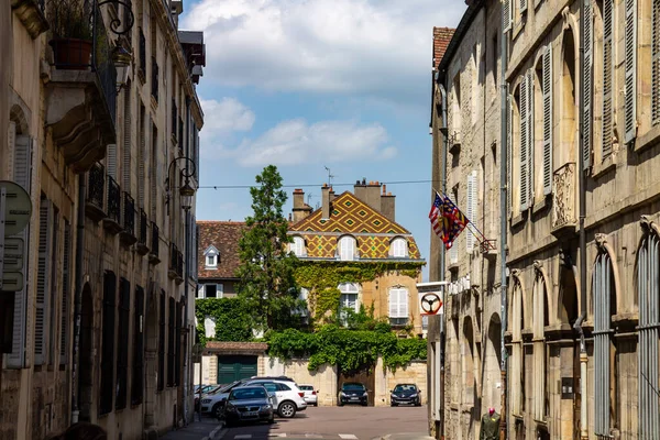 フランス ディジョンのダウンタウンで晴れた日に青い曇り空に対する通りや歴史的建造物の美しいショット — ストック写真