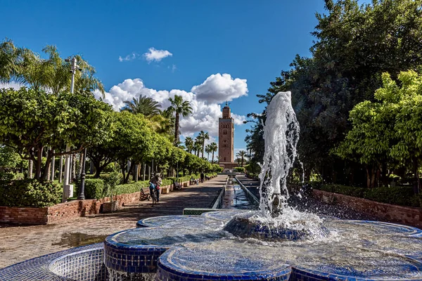 Una Hermosa Fuente Comienzo Del Camino Que Conduce Mezquita Marrakech —  Fotos de Stock