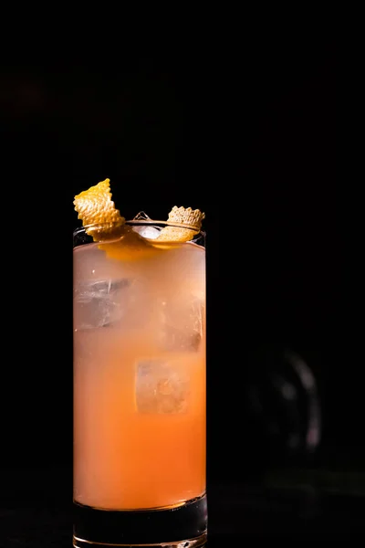 Beau Cliché Cocktail Orange Sur Fond Noir — Photo